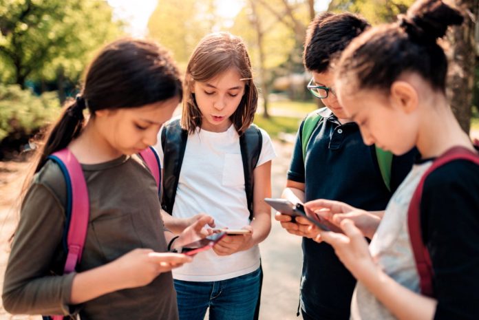 Alunos mexem no celular