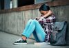 Adolescente sentada no chão