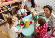 Professora realiza atividade com jogos em sala de aula da educação infantil