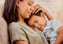 Mãe abraça filho em uma demonstração de afeto