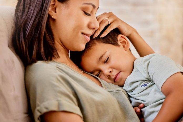 Mãe abraça filho em uma demonstração de afeto