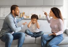 Pais discutem e filho tampa os ouvidos com as mãos