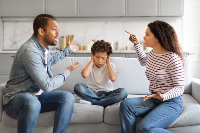 Pais discutem e filho tampa os ouvidos com as mãos