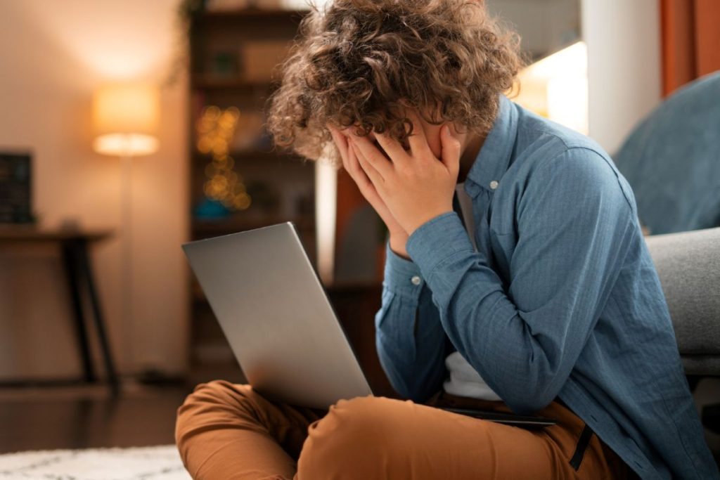 Bullying virtual: como identificar e ajudar as vítimas