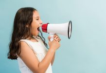 Menina se comunica por meio de alto-falante
