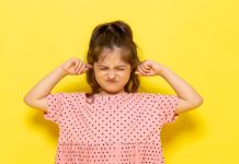 Menina tampa os ouvidos; como diferenciar a desobediência do Transtorno Opositivo Desafiador