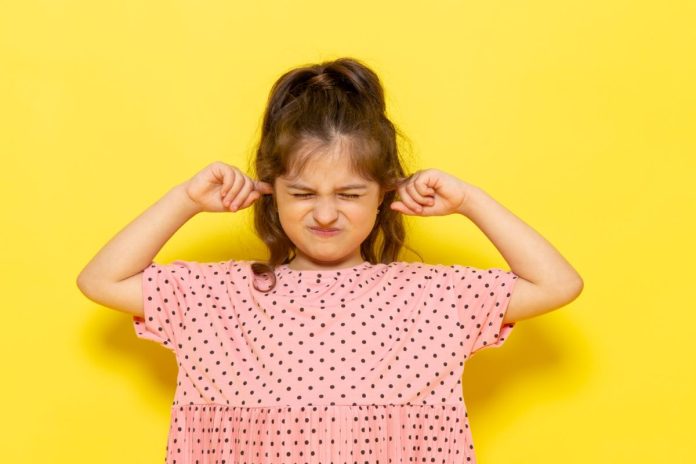 Como diferenciar a desobediência do Transtorno Opositivo Desafiador? Menina tampa os ouvidos; como diferenciar a desobediência do Transtorno Opositivo Desafiador