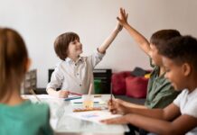 Alunos estudam juntos em sala de aula
