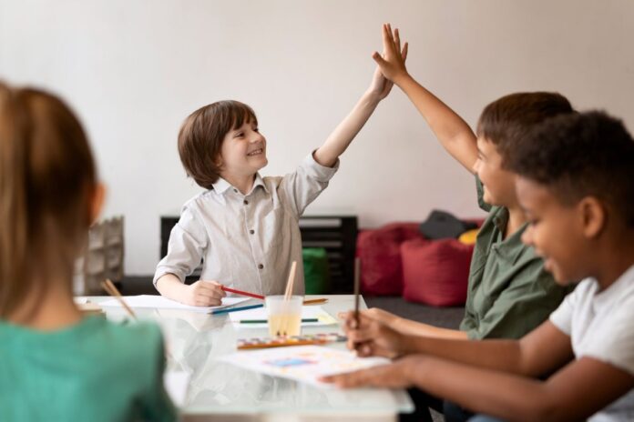 Alunos estudam juntos em sala de aula