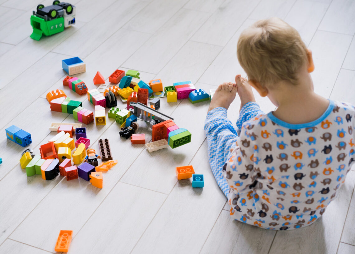 Criança brincando com pelas de montar
Foto: Freepik