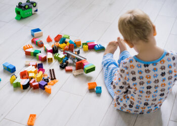 Criança brincando com pelas de montar
Foto: Freepik