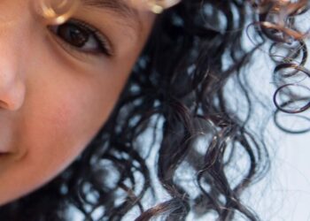 Criança com o cabelo cacheado
Foto: Freepik