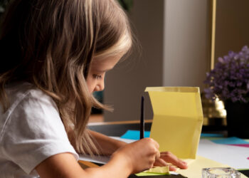 Criança escrevendo carta
Foto: Freepik