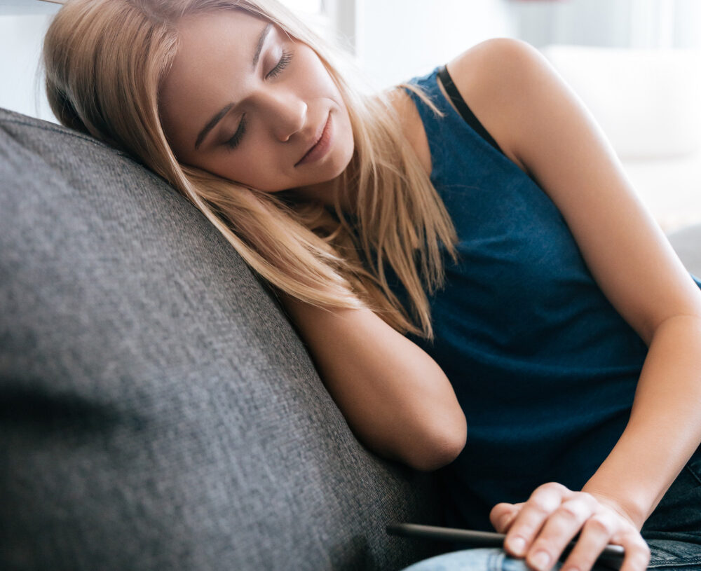 Adolescente dormindo no sofá com o celular na mão
Foto: Freepik