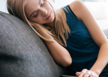 Adolescente dormindo no sofá com o celular na mão
Foto: Freepik