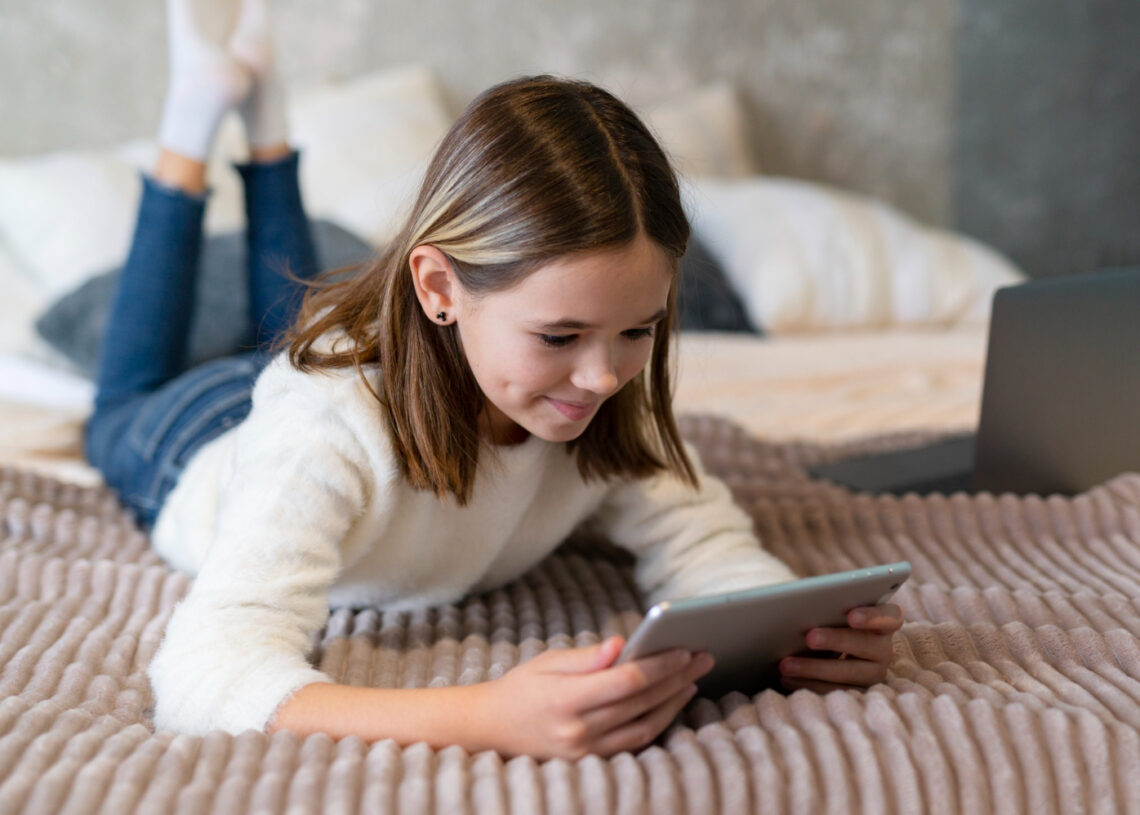 Adolescente com celular na mão
Foto: Freepik