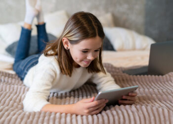 Adolescente com celular na mão
Foto: Freepik