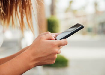 Adolescente no celular
Foto: Freepik