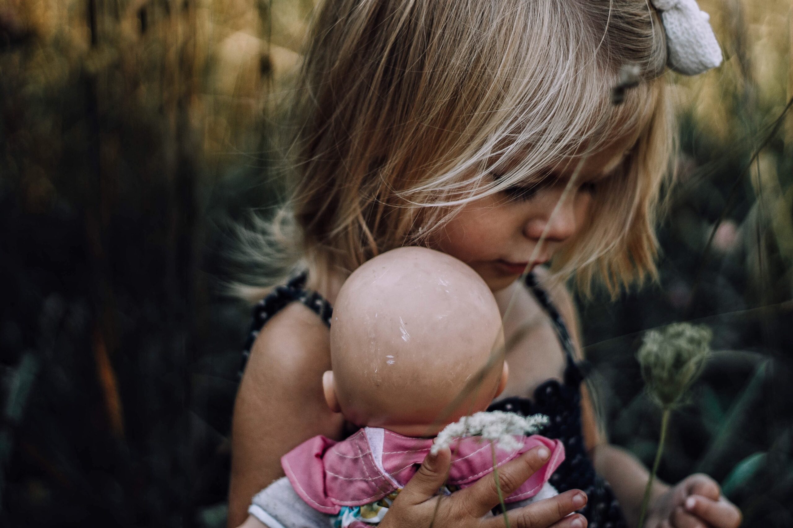 Menina viraliza ao reclamar da “filha” boneca: “Não paro um minuto com essa menina”