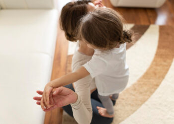 Criança abraçando a mãe ao acordar
Foto: Freepik