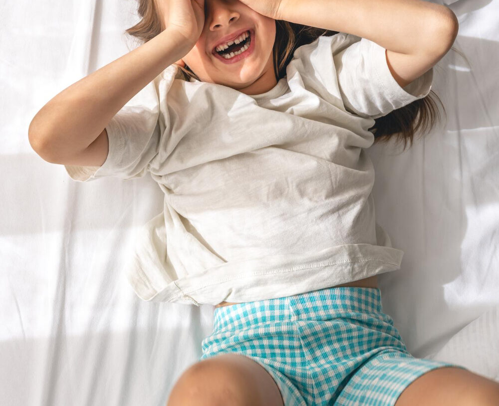 Acorde seu filho com carinho, beije, abrace, converse, veja como ele se sente, fale sobre as programações do dia
Foto: Freepik