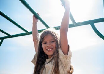 Atividade física não precisa ser complicado. Brincar ao ar livre já vale muito!
Foto: Freepik