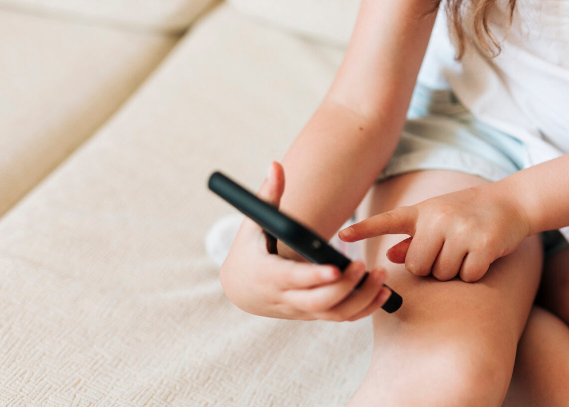 Criança com celular na mão
Foto: Freepik