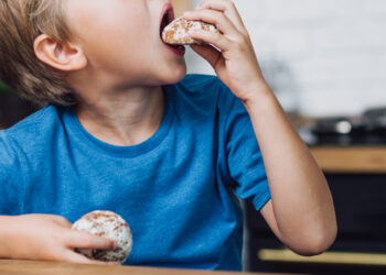 Criança comendo
Foto: Freepik