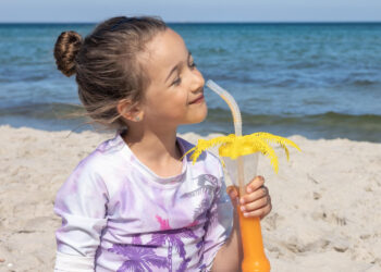 Criança na praia
Foto: Freepik