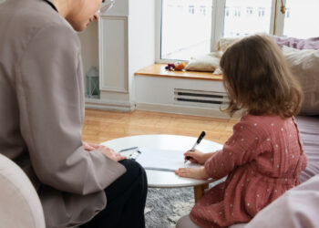 Criança fazendo terapia
Foto: Freepik