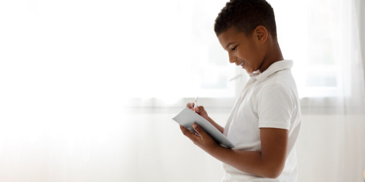 Criança lendo livro
Foto: Freepik