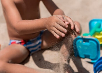 Criança na praia
Foto: Freepik