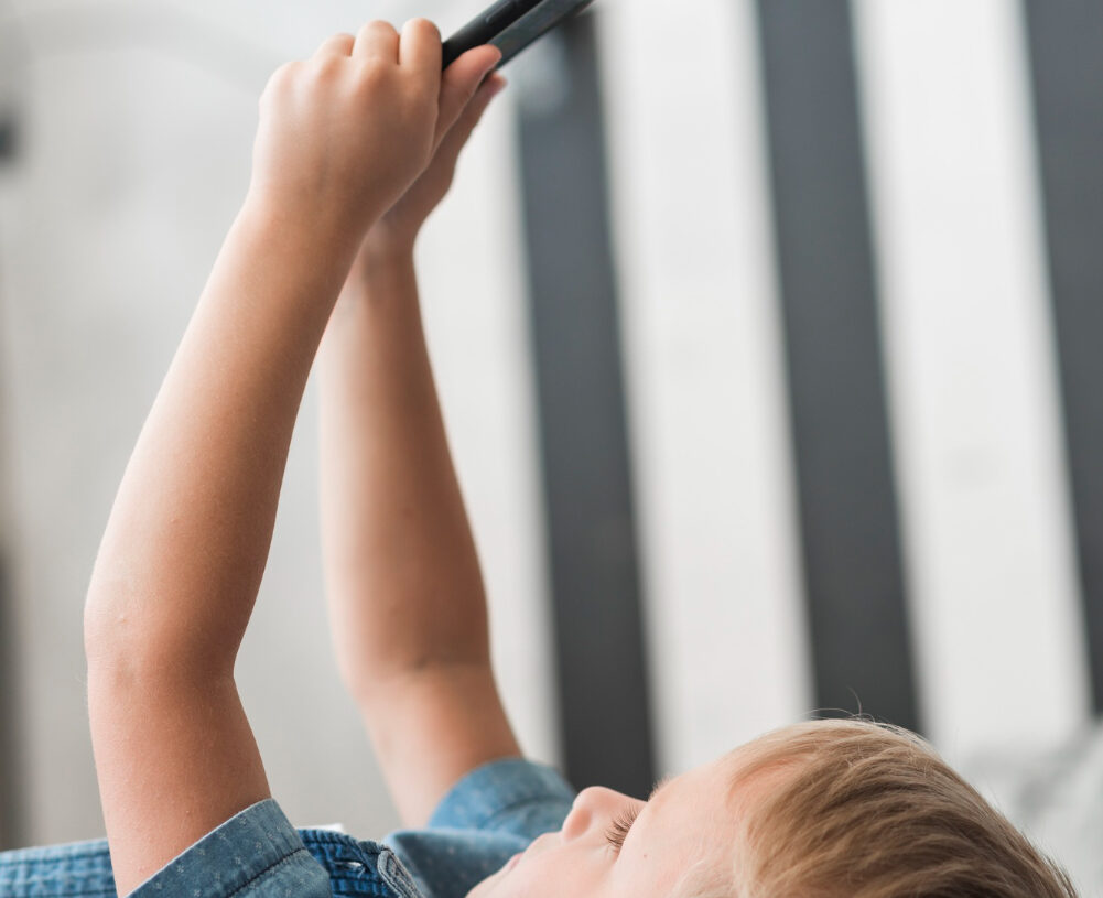 Criança no celular
Foto: Freepik