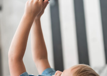 Criança no celular
Foto: Freepik