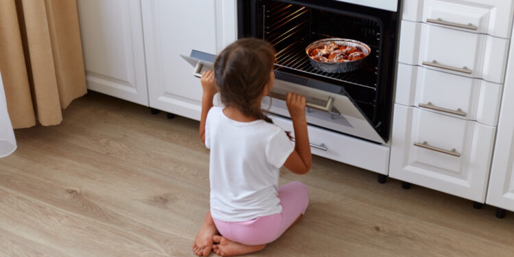 Criança abrindo porta de forno
Foto: Freepik