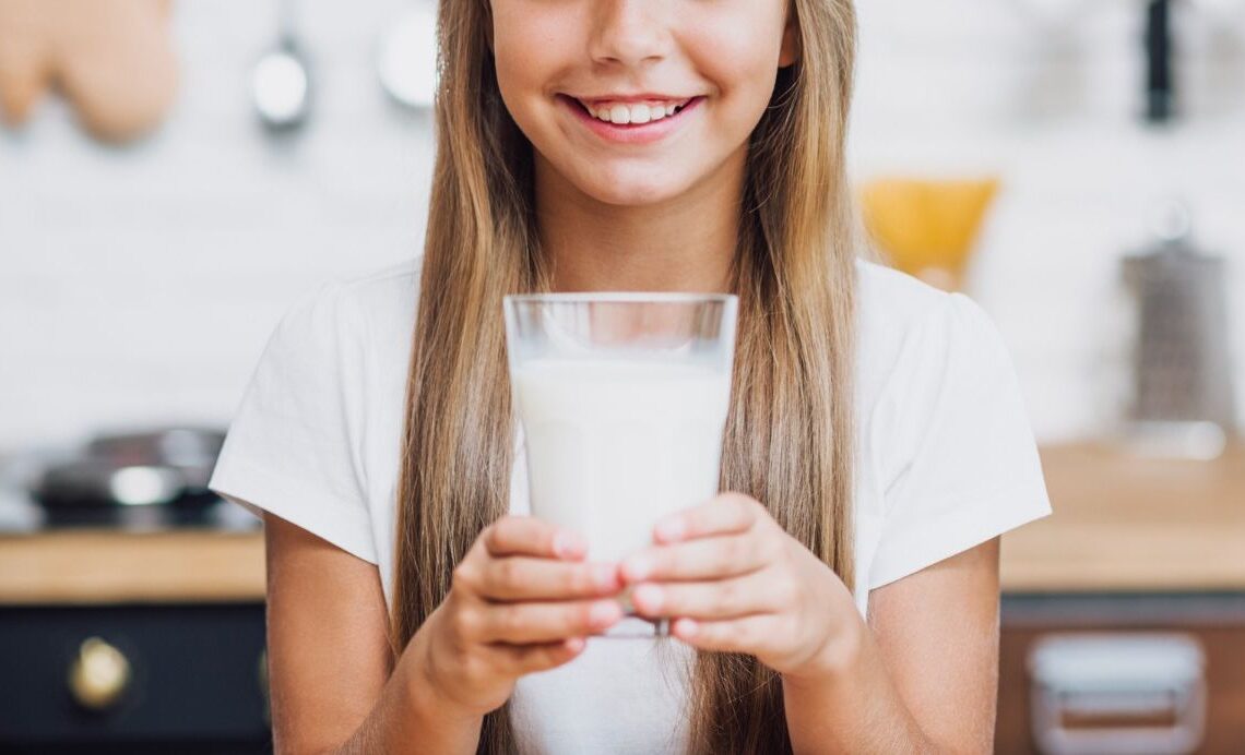 Criança tomando shake
Foto: Freepik