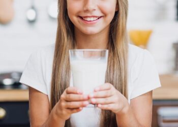 Criança tomando shake
Foto: Freepik