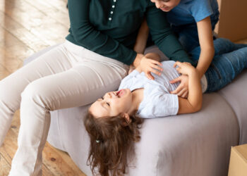 Família brincando junto em casa
Foto: Freepik