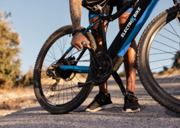 Menino incentivando o pai a pedalar comoveu a web
Foto: Freepik