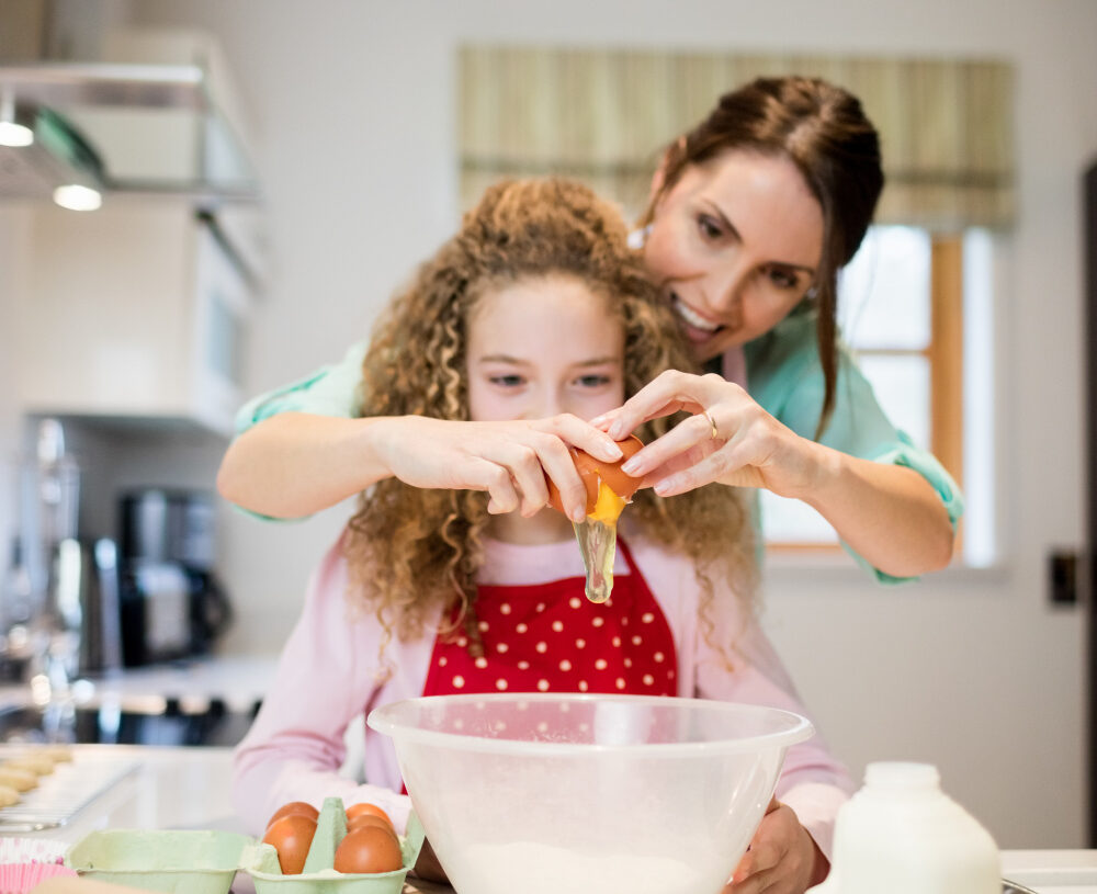 Uma ótima maneira de entreter as crianças nas férias é levá-las para cozinhar junto com você
Foto: Freepik