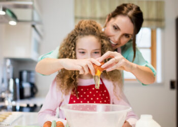 Uma ótima maneira de entreter as crianças nas férias é levá-las para cozinhar junto com você
Foto: Freepik