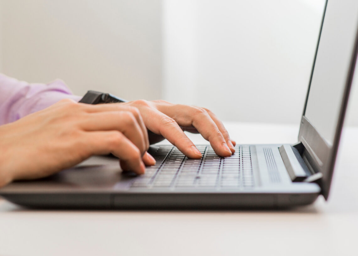 Digitando no computador
Foto: Freepik