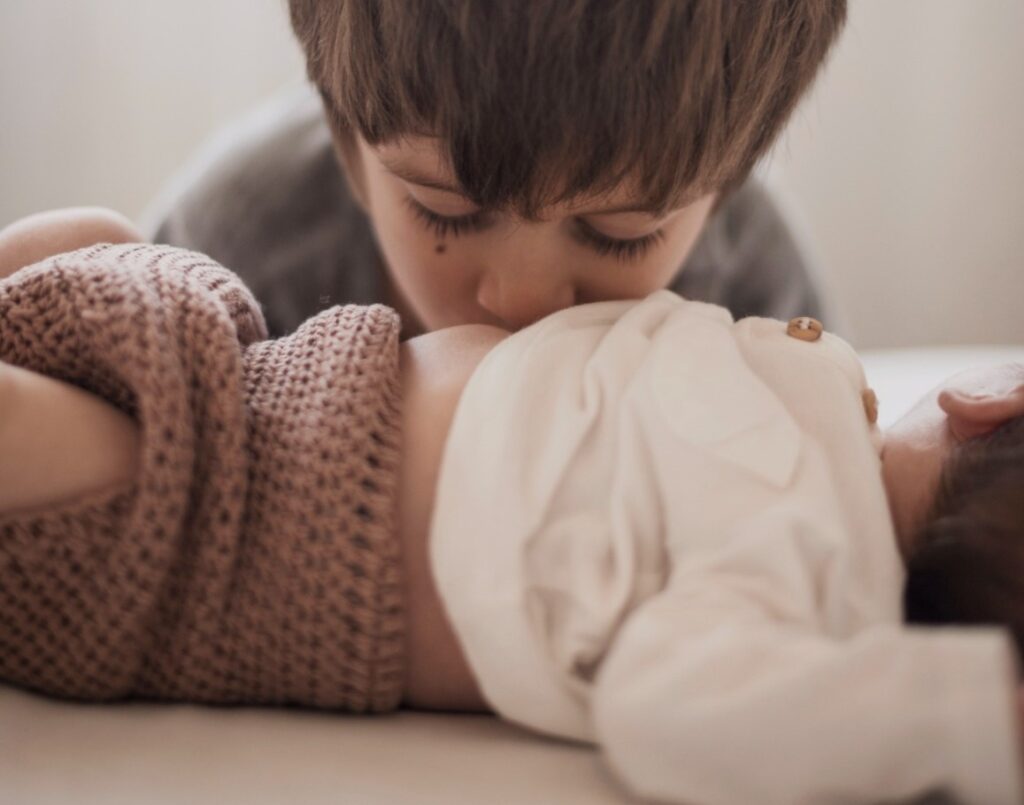 Se você tem medo do primeiro encontro entre seus filhos, veja o que aconteceu com Theo e Cecília e viralizou nas redes sociais