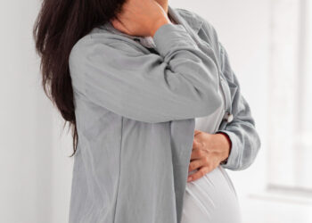 Quando a mãe toma a vacina, ainda na gestação, os anticorpos são transferidos para o bebê
Foto: Freepik