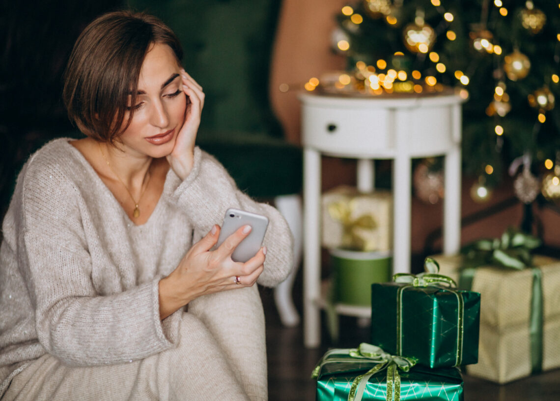 Mulher ao lado de presentes de Natal
Foto: Freepik