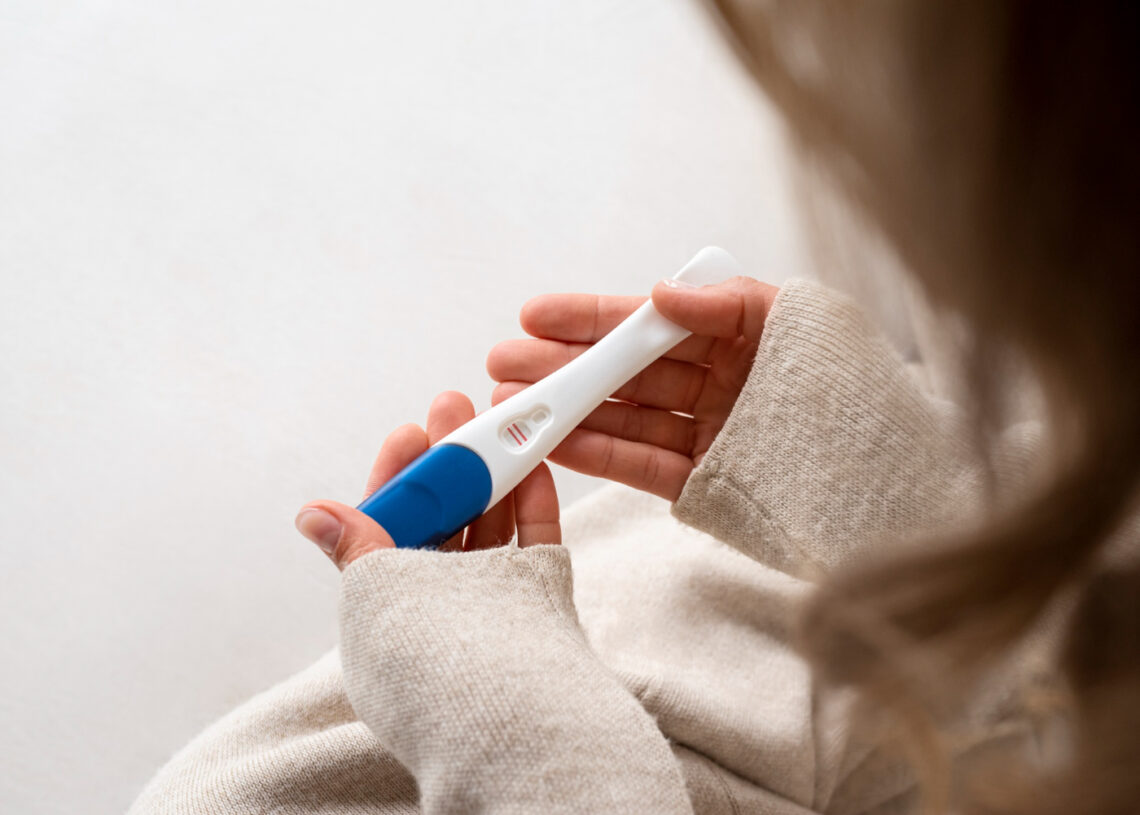 Mulher com teste de gravidez nas mãos
Foto: Freepik