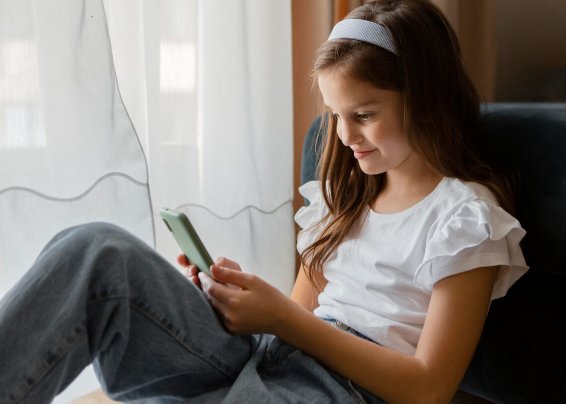 Veja alguns combinados para fazer com o seu adolescente depois de comprar um celular
Foto: Freepik