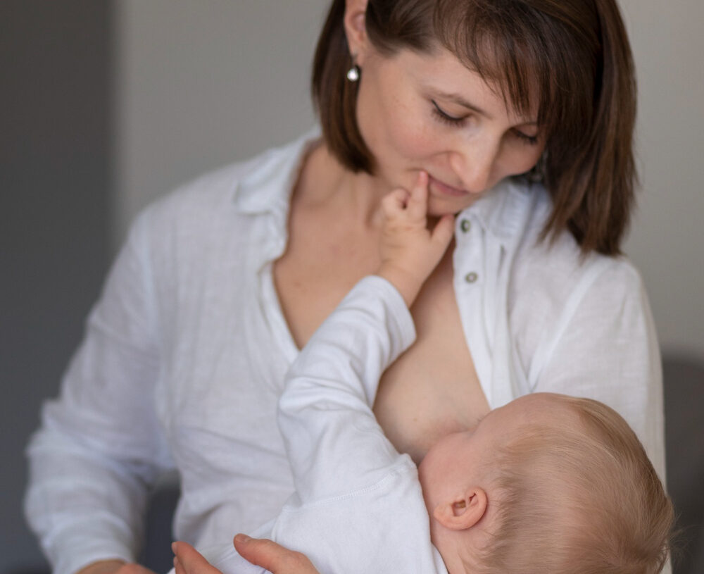 A OMS afirma que amamentar durante a vacina é seguro e não aumenta o risco de engasgo ou vômito
Foto: Freepik