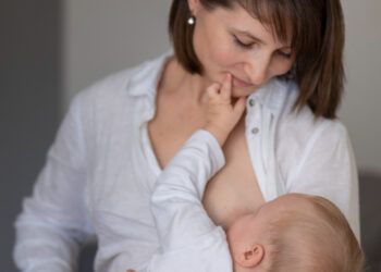 A OMS afirma que amamentar durante a vacina é seguro e não aumenta o risco de engasgo ou vômito
Foto: Freepik