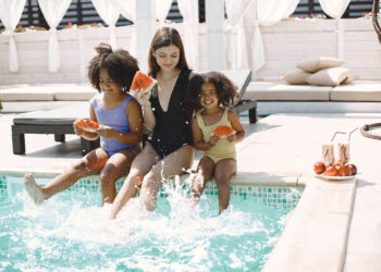 Criança comendo na piscina
Foto: Freepik